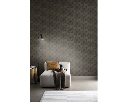 Raumgestaltung mit geometrischer Mustertapete, Sessel, Stehlampe und Teppich