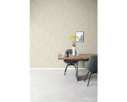 Wohnraum mit gemusterter Tapete, Esstisch und Stühlen