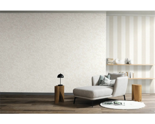 Wohnzimmer mit gemusterter Tapete, Liege und Regal