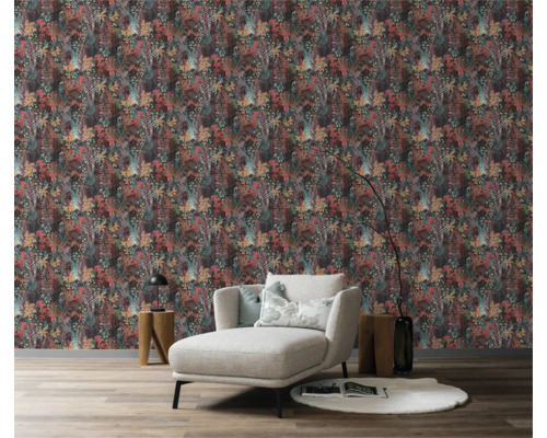 Wohnraum mit floral gemusterter Tapete und Liege