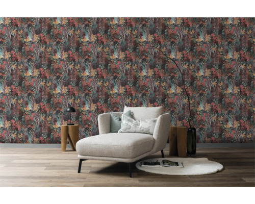 Raum mit floral gemusterter Tapete, Liege und Holzhockern