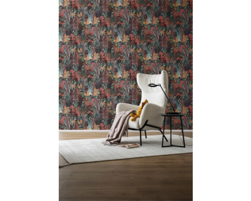 Wohnzimmer mit gemusterter Tapete, Sessel, Stehlampe und Teppich für ein gemütliches Ambiente