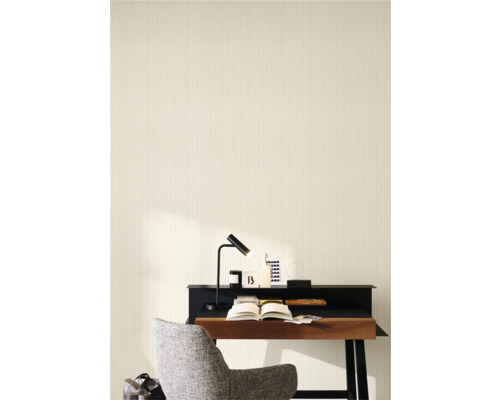 Arbeitszimmer mit Schreibtisch, Stuhl und gestreifter Tapete