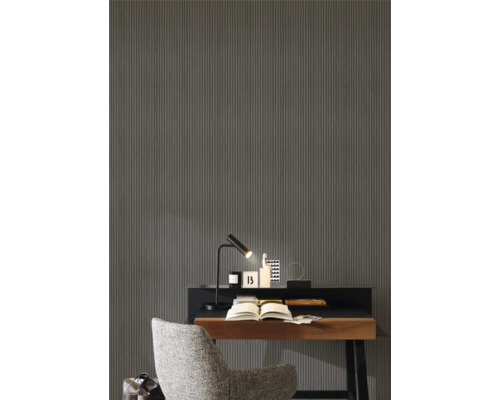 Arbeitszimmer mit geriffelter Tapete, Schreibtisch und Stuhl