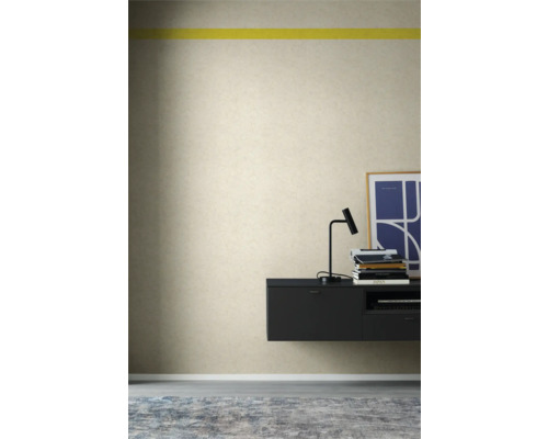 Raumansicht mit beiger Tapete, gelbem Zierstreifen, schwarzem Sideboard und Teppich