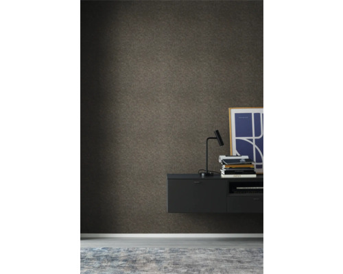 Wohnzimmer mit dunkler Tapete, schwebendem Sideboard, Lampe, Büchern und Teppich