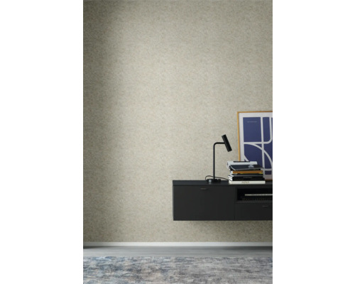 Wohnraum mit Strukturtapete, Lowboard und Dekoration