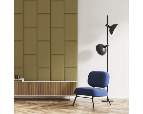 Wandkissen Textil karamell Textil-Optik 30 x 60 cm Wohnzimmer mit Akustikpaneelen an der Wand, einem Schrank, einer Lampe und einem Sessel.