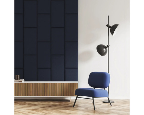 Wandkissen Textil dunkelblau Textil-Optik 30 x 60 cm Wohnzimmer mit Wandpaneelen, Sideboard, Stuhl und Stehlampe