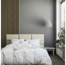 Schlafzimmer mit Bett, Nachttisch und Holzverkleidung