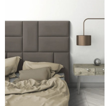 Schlafzimmer mit gepolstertem Kopfteil, Bettwäsche und Nachttisch