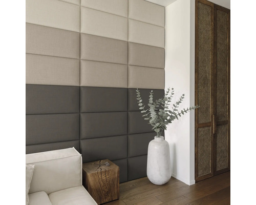 Wandkissen Leinenoptik beige Gewebte-Optik 30 x 60 cm Wohnzimmer mit Wandpaneelen, Sofa, Holzhocker, Blumenvase und Flügeltüren mit Flechtmuster