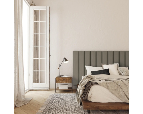 Wandkissen Kordsamt dunkelbeige Textil-Optik 90 x 15 cm Schlafzimmer mit Bett, Nachttisch, Lampe und Teppich
