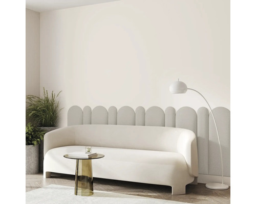 Wandkissen Bouclé creme oval Textil-Optik 90 x 15 cm Helle Inneneinrichtung mit Sofa, Beistelltisch, Zimmerpflanzen und Stehlampe