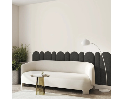 Wandkissen Bouclé dunkelgrau oval Textil-Optik 30 x 90 cm Helles Wohnzimmer mit Sofa, Beistelltisch, Stehlampe und Zimmerpflanzen