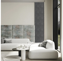 Helles Wohnzimmer mit weißer Couch, Couchtisch und Heizkörper