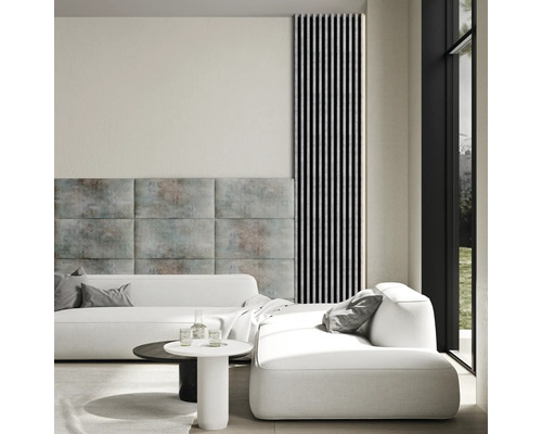 Wandkissen Print Green Decor Samt-Optik 30 x 60 cm Helles Wohnzimmer mit weißer Couch, Couchtisch und Heizkörper
