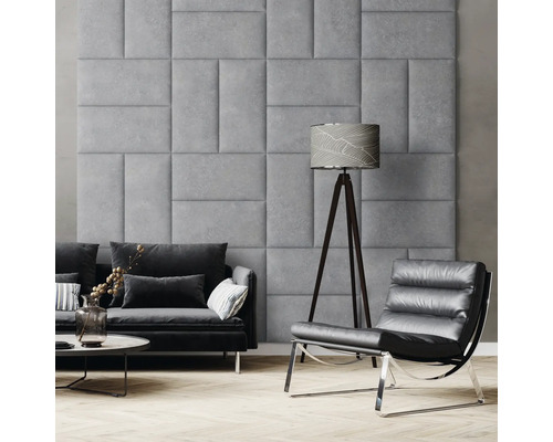 Wandkissen Print Stein grau Samt-Optik 30 x 60 cm Wohnzimmer mit grauen Wandpaneelen, Sofa, Sessel und Stehlampe