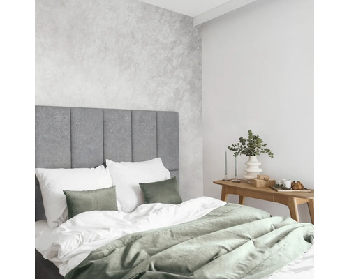 Helles Schlafzimmer mit Bett, Nachttisch und Dekoration