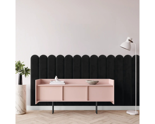 Wandkissen Riviera schwarz oval Samt-Optik 90 x 15 cm Einrichtungsszene mit Sideboard, Wandpaneel und Stehlampe in einem hellen Raum.