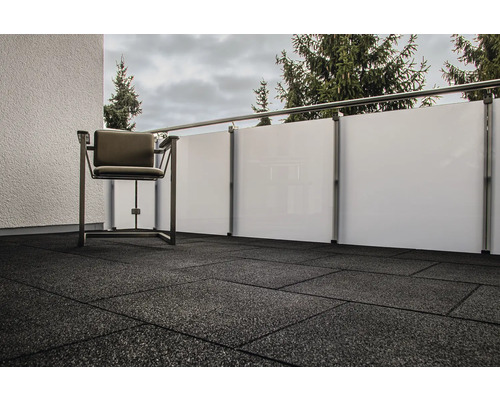 Balkon mit Gummifliesen, Sichtschutzwand und Stuhl