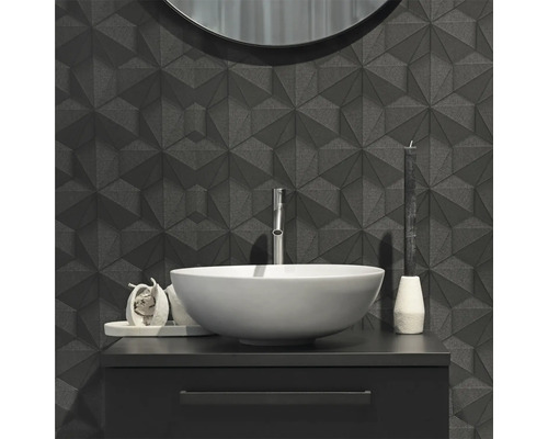 Modernes Badezimmer mit geometrischen Wandfliesen, Waschtisch und rundem Spiegel