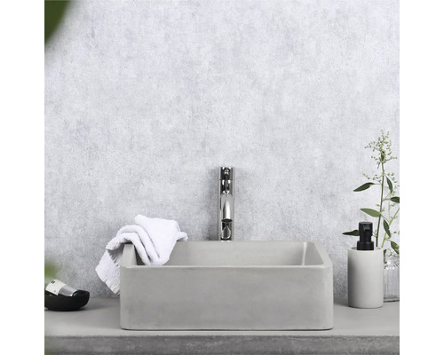 Aufsatzwaschbecken im Badezimmer mit Armatur, Handtuch und Seifenspender.