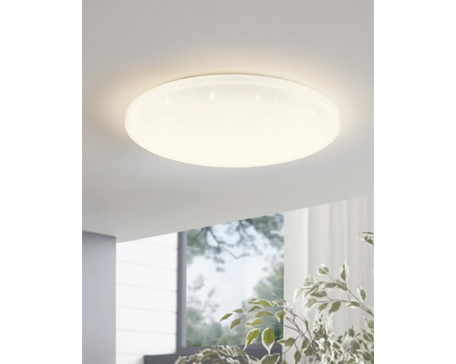 Weiße LED Deckenleuchte im Wohnraum