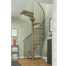 Wendeltreppe aus Holz mit Metallgeländer in einem hellen Raum