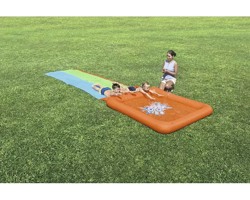 Wasserrutsche mit drei Kindern auf Rasen mit Aufsichtsperson