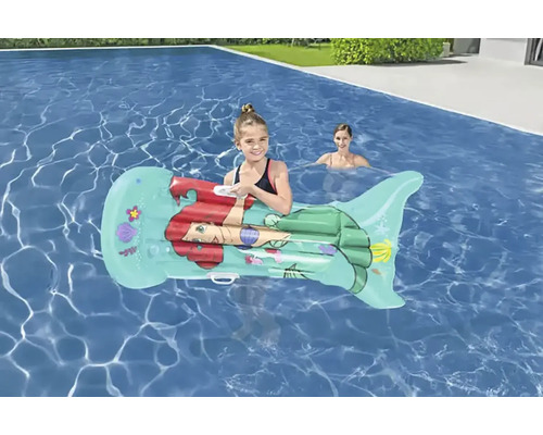 Kind auf einer Luftmatratze mit Meerjungfrau-Motiv im Pool