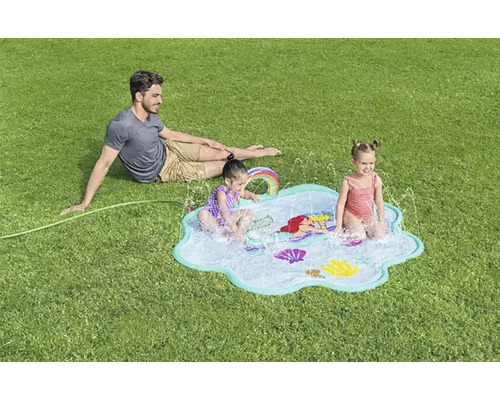 Familie mit Planschbecken mit Meerjungfrauenmotiv im Garten