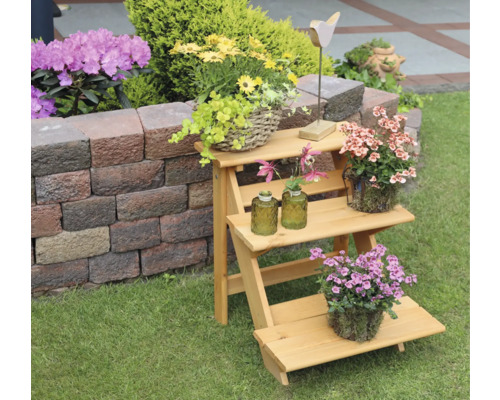 Dekorative Holztreppe mit Pflanzen und Gartendekoration im Außenbereich.