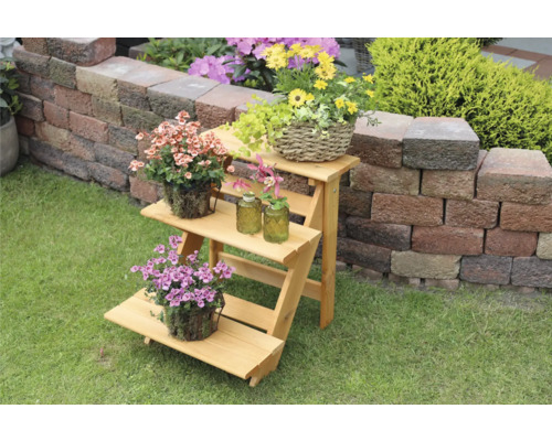 Holzpflanzentreppe mit drei Ebenen und Blumen auf einer Rasenfläche