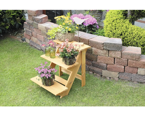 Dreistufiges Pflanzenregal aus Holz mit Blumen und Pflanzen im Garten