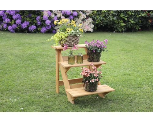 Holzpflanzenregal mit drei Ebenen und Blumendekoration im Garten.