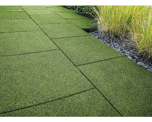Verlegung von Kunstrasenfliesen im Außenbereich