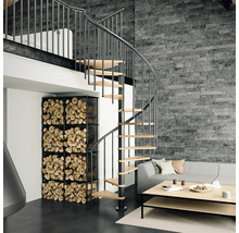 Wohnraum mit Wendeltreppe, Holzregal und grauer Steinwand