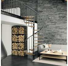 Wohnzimmer mit Wendeltreppe, Brennholzregal und grauer Steinwand