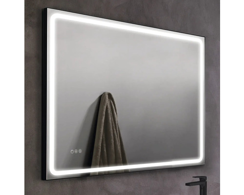 Rechteckiger Spiegel mit LED-Beleuchtung und schwarzem Rahmen im Badezimmer.