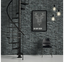 Szene mit Wendeltreppe, Stuhl, Lampe und Wandbild an einer strukturierten Wand