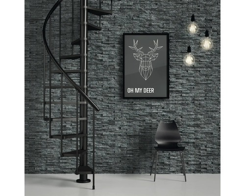 Wohnraum mit Wendeltreppe, Wandbild und Stuhl