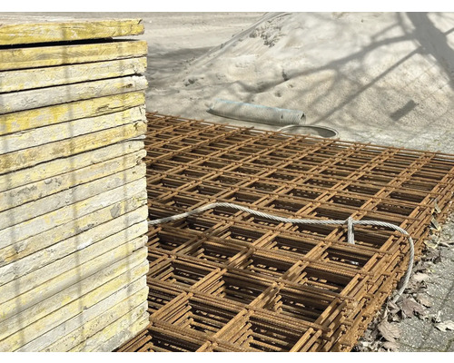 Stapel aus Holzschalungsplatten und Baustahlmatten für Betonarbeiten