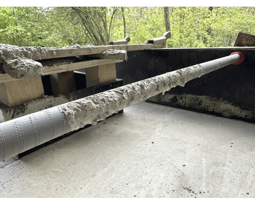 Betonarbeiten mit Schalungsrohr und Holzkonstruktion