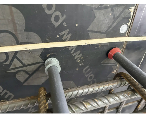 Nahaufnahme von Abstandhaltern für Schalungselemente und Bewehrung