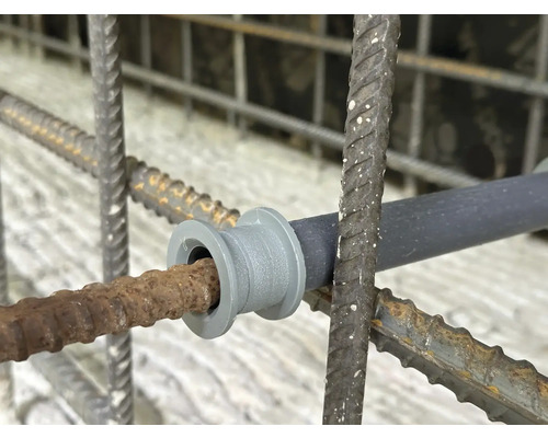 Bewehrungsabstandhalter mit Bewehrungsstahl im Einsatz.