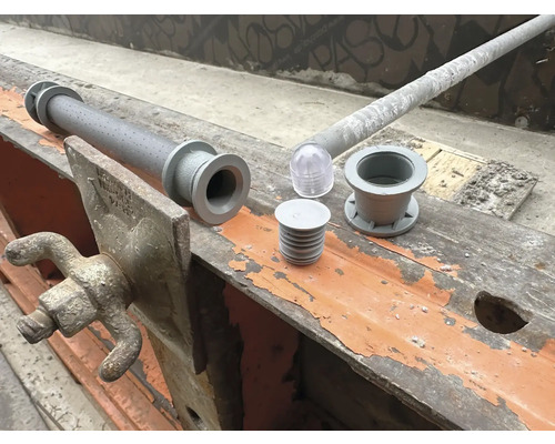 Betonzubehör für den Bau auf einer Baustelle.