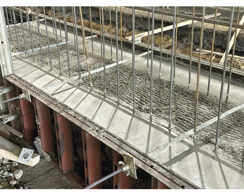 Betonfundament mit Stahlarmierung in Bauform
