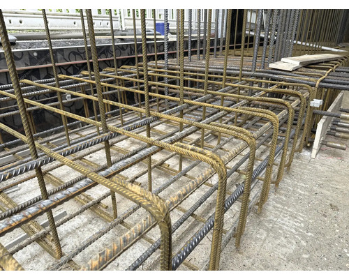 Detailaufnahme einer Bewehrungskonstruktion aus Stahl für den Betonbau