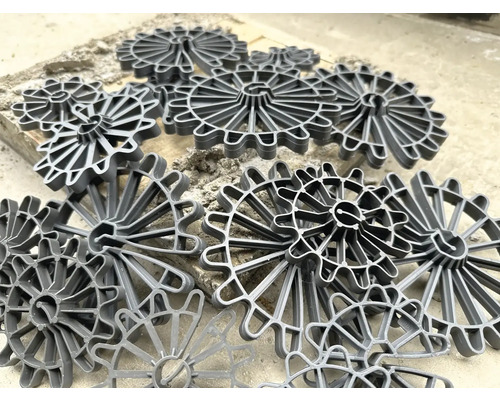 Mehrere Abstandhalter für den Bau auf einer Fläche.